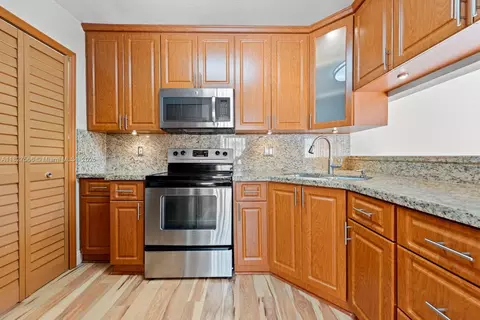 Kitchen - 20155 E Oakmont Cir, Hialeah, FL 33015 photo 1 of 2