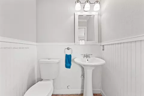 Bath - 20155 E Oakmont Cir, Hialeah, FL 33015 photo 5 of 5