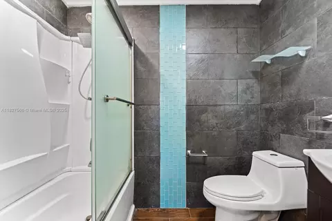 Bath - 20155 E Oakmont Cir, Hialeah, FL 33015 photo 3 of 5