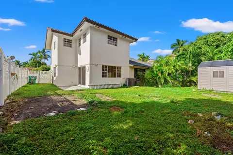 Exterior - 20155 E Oakmont Cir, Hialeah, FL 33015 photo 2 of 4