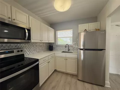 8880 Sunrise Lakes Blvd #307, Sunrise, FL 33322