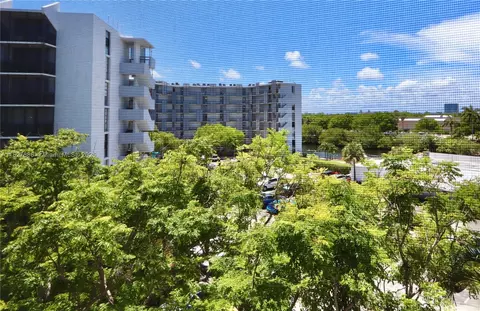 3475 N Country Club Dr #501, Aventura, FL 33180