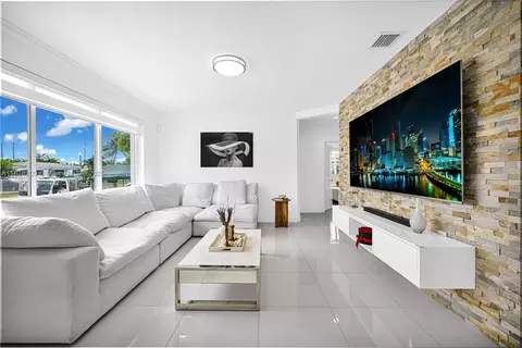 40 W 63rd St, Hialeah, FL 33012