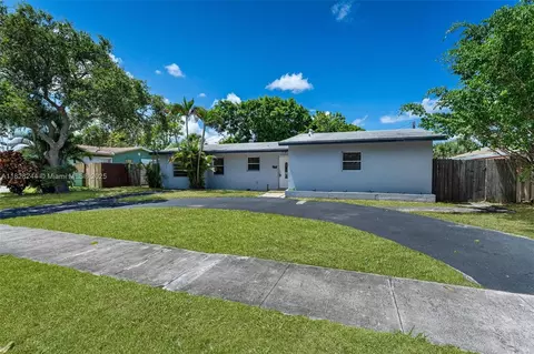 811 Evergreen Dr, Lake Park, FL 33403