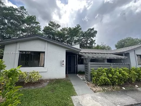 453 Lakeview Dr #1, Weston, FL 33326