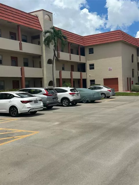 2800 W Sunrise Lakes Dr #104, Sunrise, FL 33322