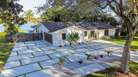 Exterior - 7101 E Troon Cir, Miami Lakes, FL 33014 photo 2 of 6