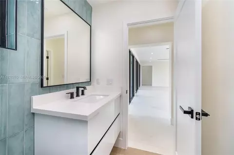 Bath - 7101 E Troon Cir, Miami Lakes, FL 33014 photo 6 of 7