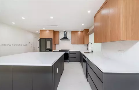 Kitchen - 7101 E Troon Cir, Miami Lakes, FL 33014 photo 2 of 4