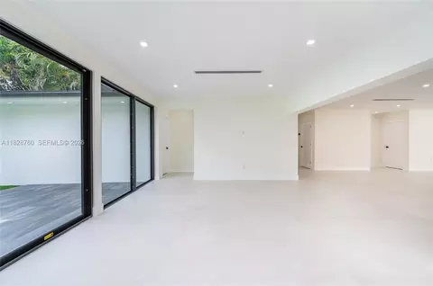 Living - 7101 E Troon Cir, Miami Lakes, FL 33014 photo 5 of 7