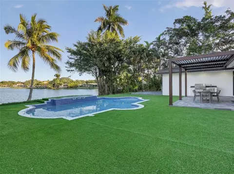 Exterior - 7101 E Troon Cir, Miami Lakes, FL 33014 photo 5 of 6