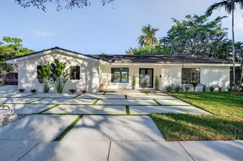 Exterior - 7101 E Troon Cir, Miami Lakes, FL 33014 photo 1 of 6