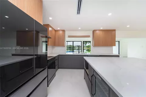 Kitchen - 7101 E Troon Cir, Miami Lakes, FL 33014 photo 3 of 4