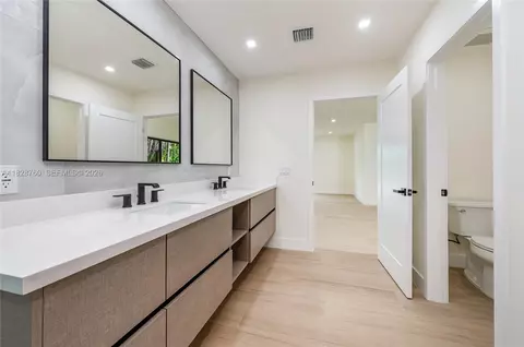 Bath - 7101 E Troon Cir, Miami Lakes, FL 33014 photo 3 of 7
