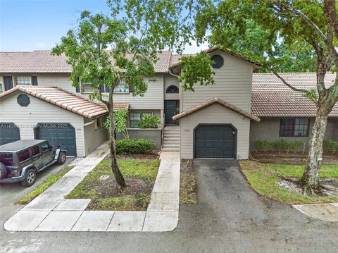 9086 Vineyard Lake Dr, Plantation, FL 33324