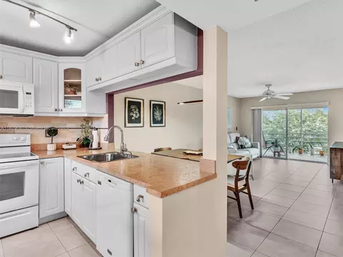 3210 Holiday Springs Blvd #2-302, Margate, FL 33063