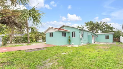 601 SE 8th Pl, Hialeah, FL 33010 photo 2