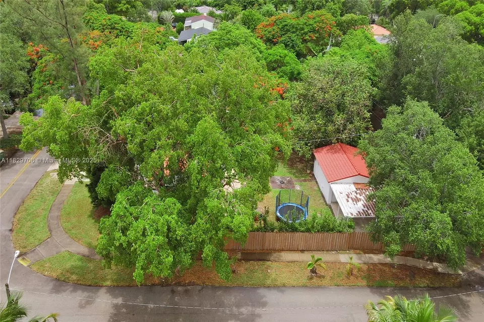 View/Area - 871 NE 122nd St, North Miami, FL 33161 photo 3 of 15