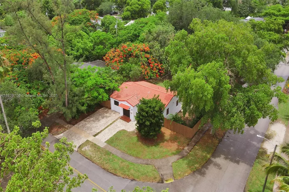 View/Area - 871 NE 122nd St, North Miami, FL 33161 photo 2 of 15