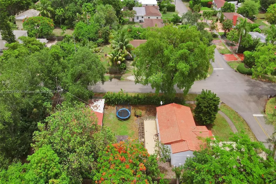 View/Area - 871 NE 122nd St, North Miami, FL 33161 photo 7 of 15