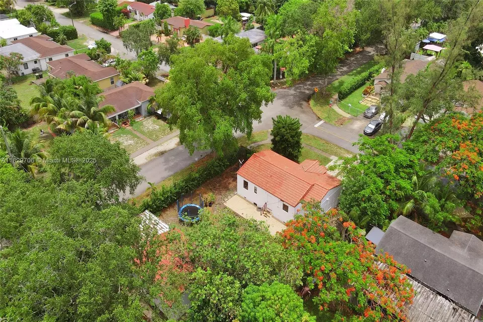 View/Area - 871 NE 122nd St, North Miami, FL 33161 photo 6 of 15