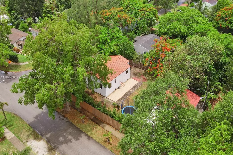 View/Area - 871 NE 122nd St, North Miami, FL 33161 photo 4 of 15