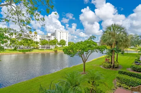 2106 S Cypress Bend Dr #203, Pompano Beach, FL 33069