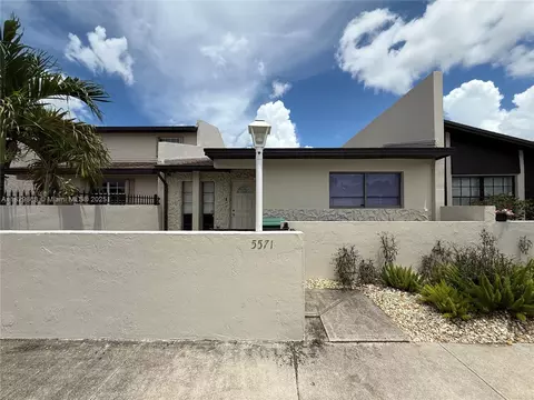 5571 NW 194th Ln, Miami Gardens, FL 33055