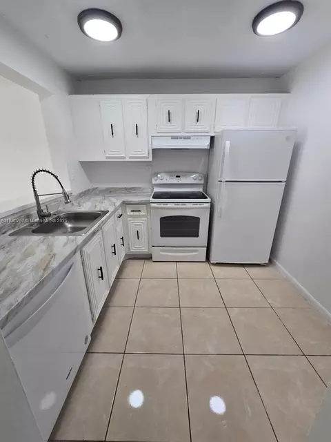 486 NW 165th St Rd #B-306, Miami, FL 33169