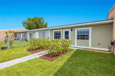 Exterior - 21389 NW 39th Ave, Miami Gardens, FL 33055 photo 2 of 3
