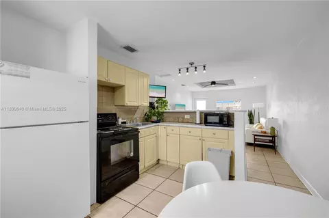Kitchen - 21389 NW 39th Ave, Miami Gardens, FL 33055 photo 1 of 2