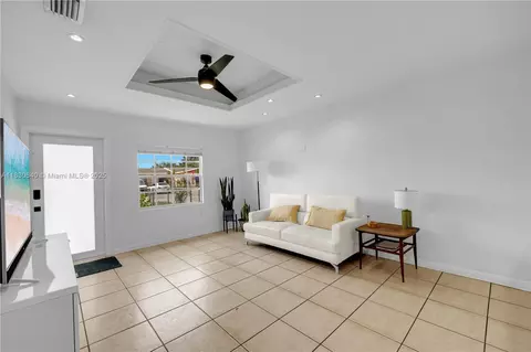 Living - 21389 NW 39th Ave, Miami Gardens, FL 33055 photo 3 of 4