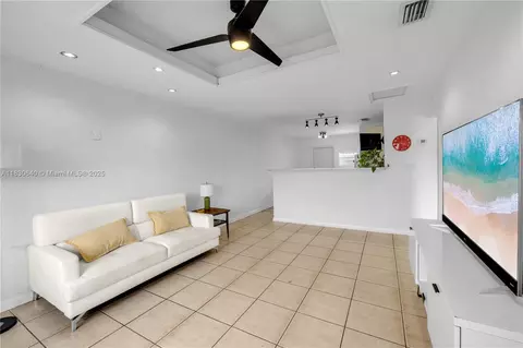 Living - 21389 NW 39th Ave, Miami Gardens, FL 33055 photo 2 of 4