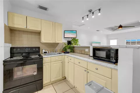 Kitchen - 21389 NW 39th Ave, Miami Gardens, FL 33055 photo 2 of 2