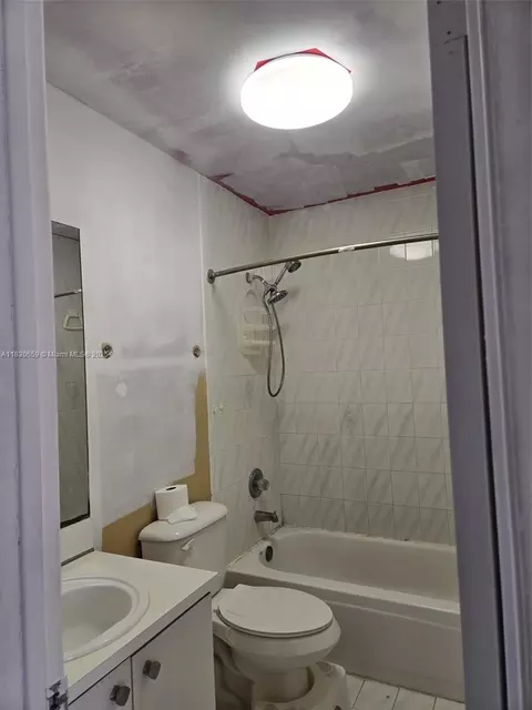 Bath - 2277 W 69th St #2277A, Hialeah, FL 33016 photo 1 of 3