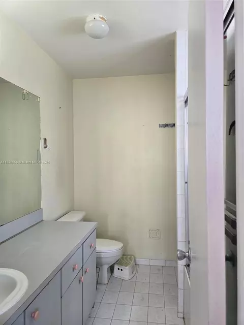 Bath - 2277 W 69th St #2277A, Hialeah, FL 33016 photo 2 of 3