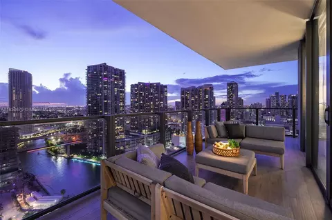 68 SE 6th St #2512, Miami, FL 33131