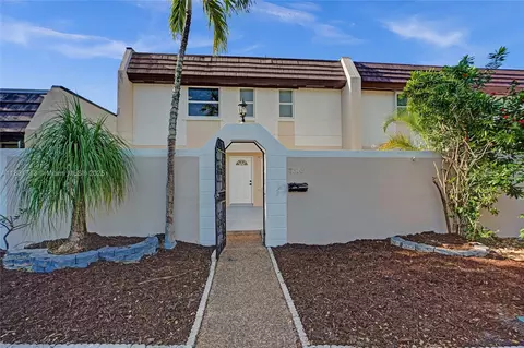 7310 S Miami Lakeway S, Miami Lakes, FL 33014