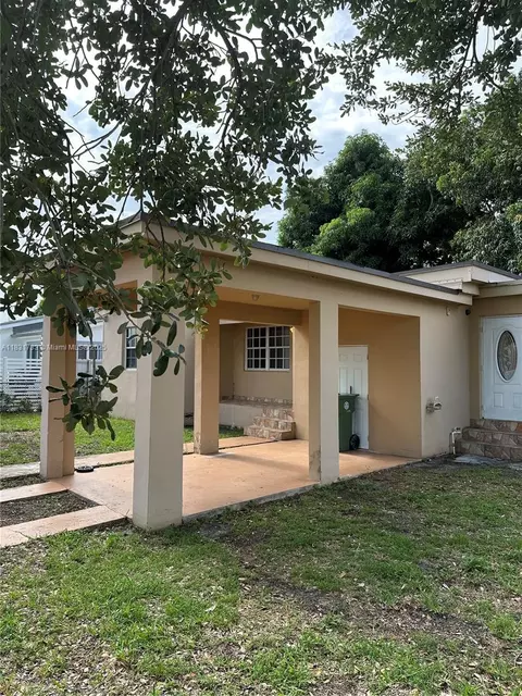 658 SE 8th Pl, Hialeah, FL 33010
