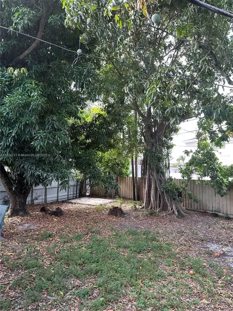 Exterior - 658 SE 8th Pl, Hialeah, FL 33010 photo 3 of 3