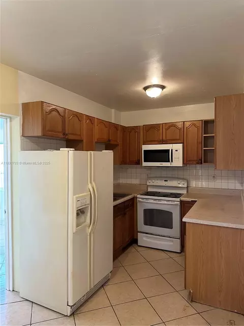 Kitchen - 658 SE 8th Pl, Hialeah, FL 33010 photo 1 of 2