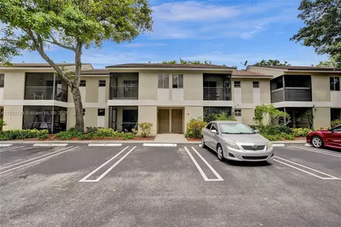 303 Gardens Dr #203, Pompano Beach, FL 33069