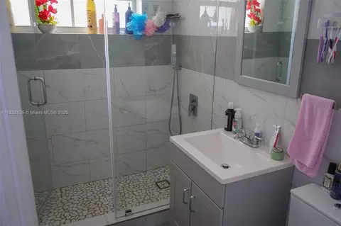 Bath - 961 W 53rd St, Hialeah, FL 33012 photo 2 of 2