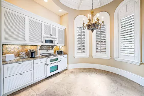 Kitchen - 209 Commodore Dr, Jupiter, FL 33477 photo 3 of 3