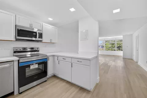 8305 Sunrise Lakes Blvd #104, Sunrise, FL 33322