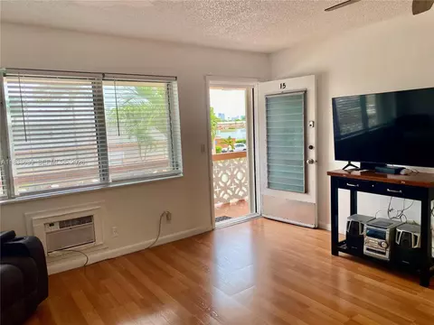 820 SW 11th Ave #15B, Hallandale Beach, FL 33009