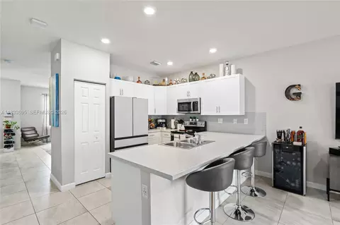 Kitchen - 10468 W 33rd Ln, Hialeah, FL 33018 photo 1 of 6