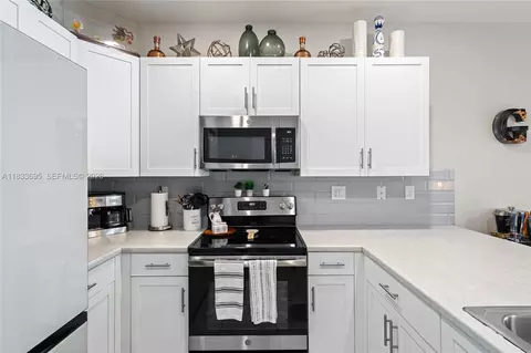 Kitchen - 10468 W 33rd Ln, Hialeah, FL 33018 photo 4 of 6