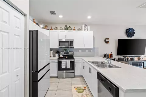 Kitchen - 10468 W 33rd Ln, Hialeah, FL 33018 photo 2 of 6