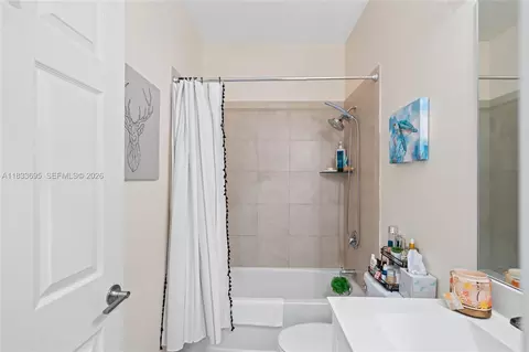 Bath - 10468 W 33rd Ln, Hialeah, FL 33018 photo 3 of 4